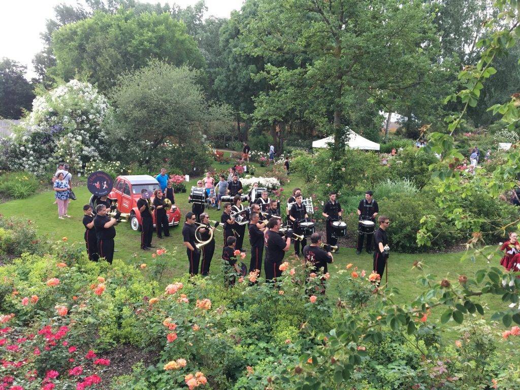 La fanfare au cœur du jardin des roses de Doué-la-Fontaine