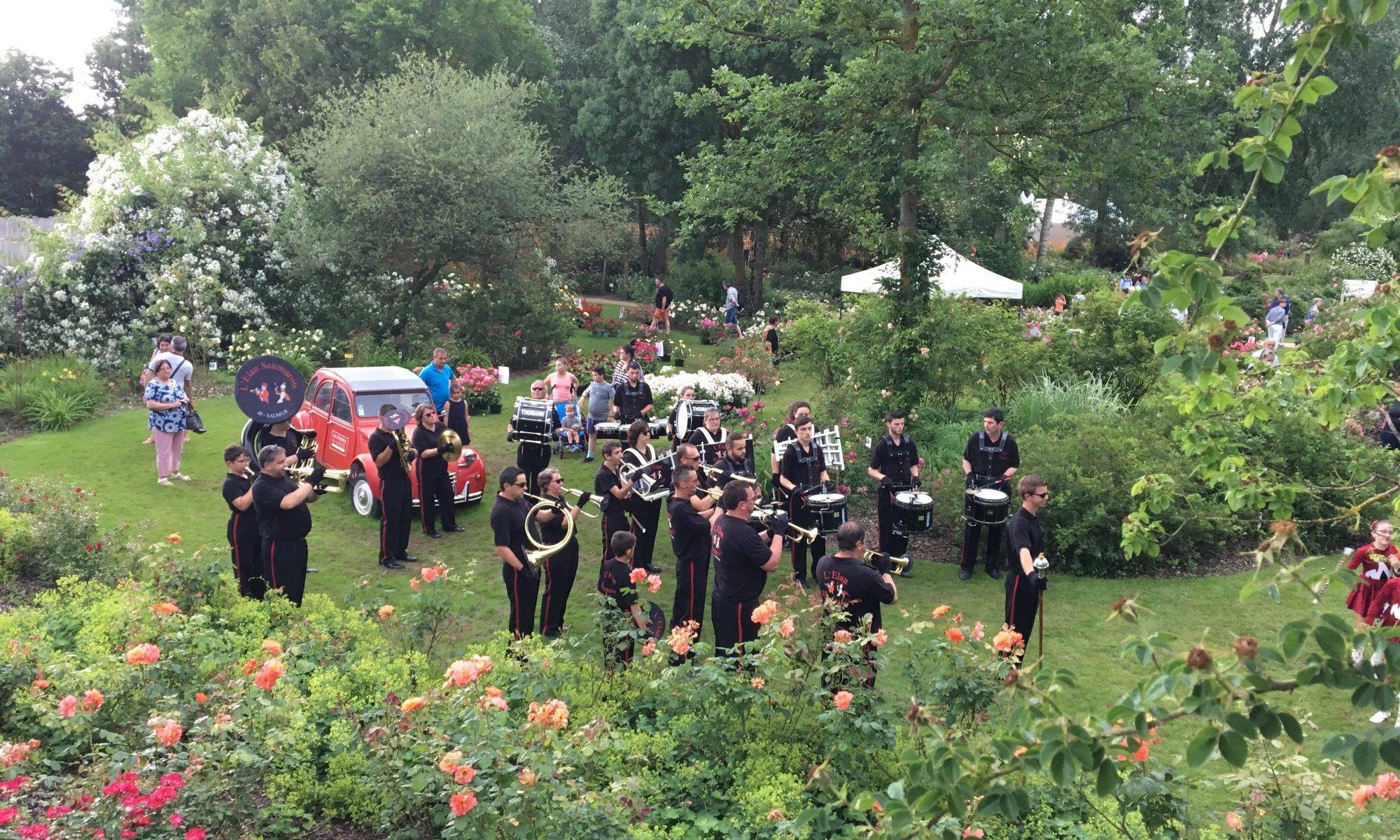 La fanfare au cœur du jardin des roses de Doué-la-Fontaine